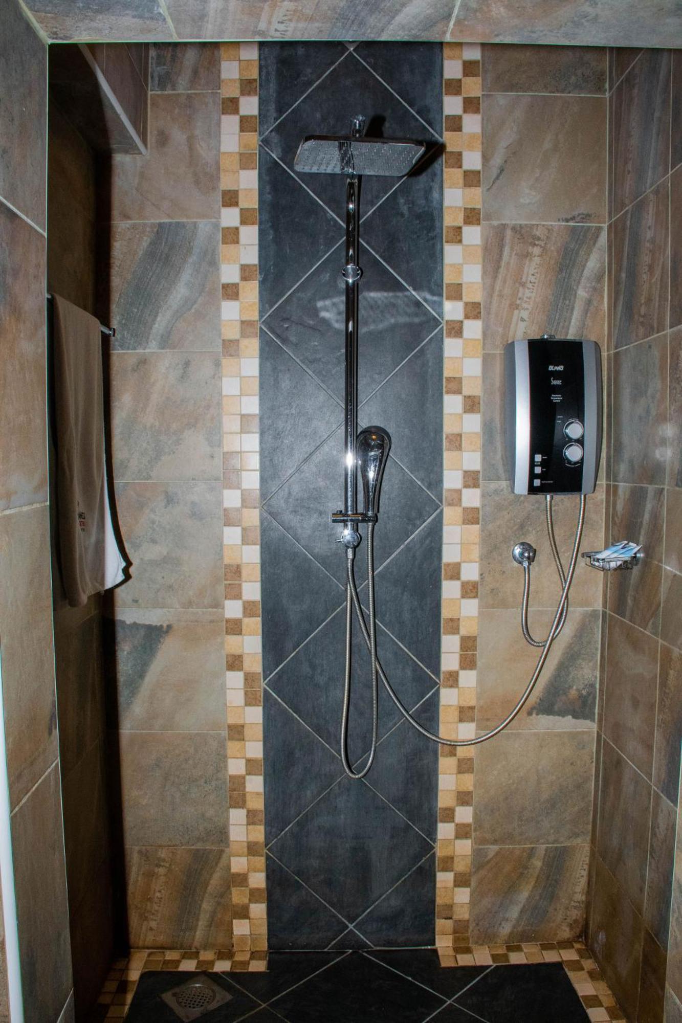 Cranes Suites Hotel Китале Екстериор снимка